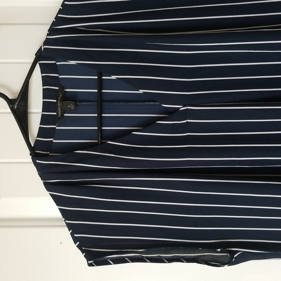 Banana Republic V neck top - Picture 2 of 5